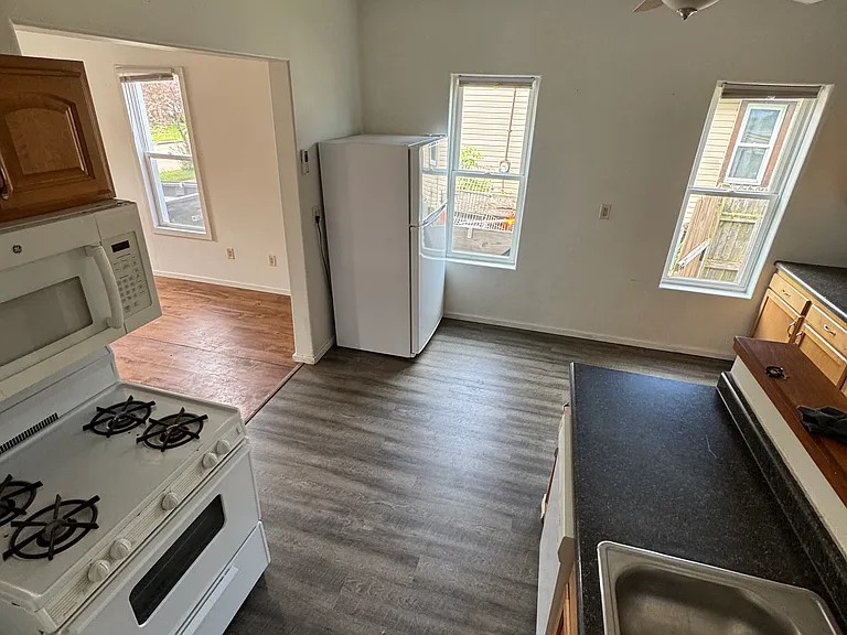 1016 Harney Ave — Photo 10