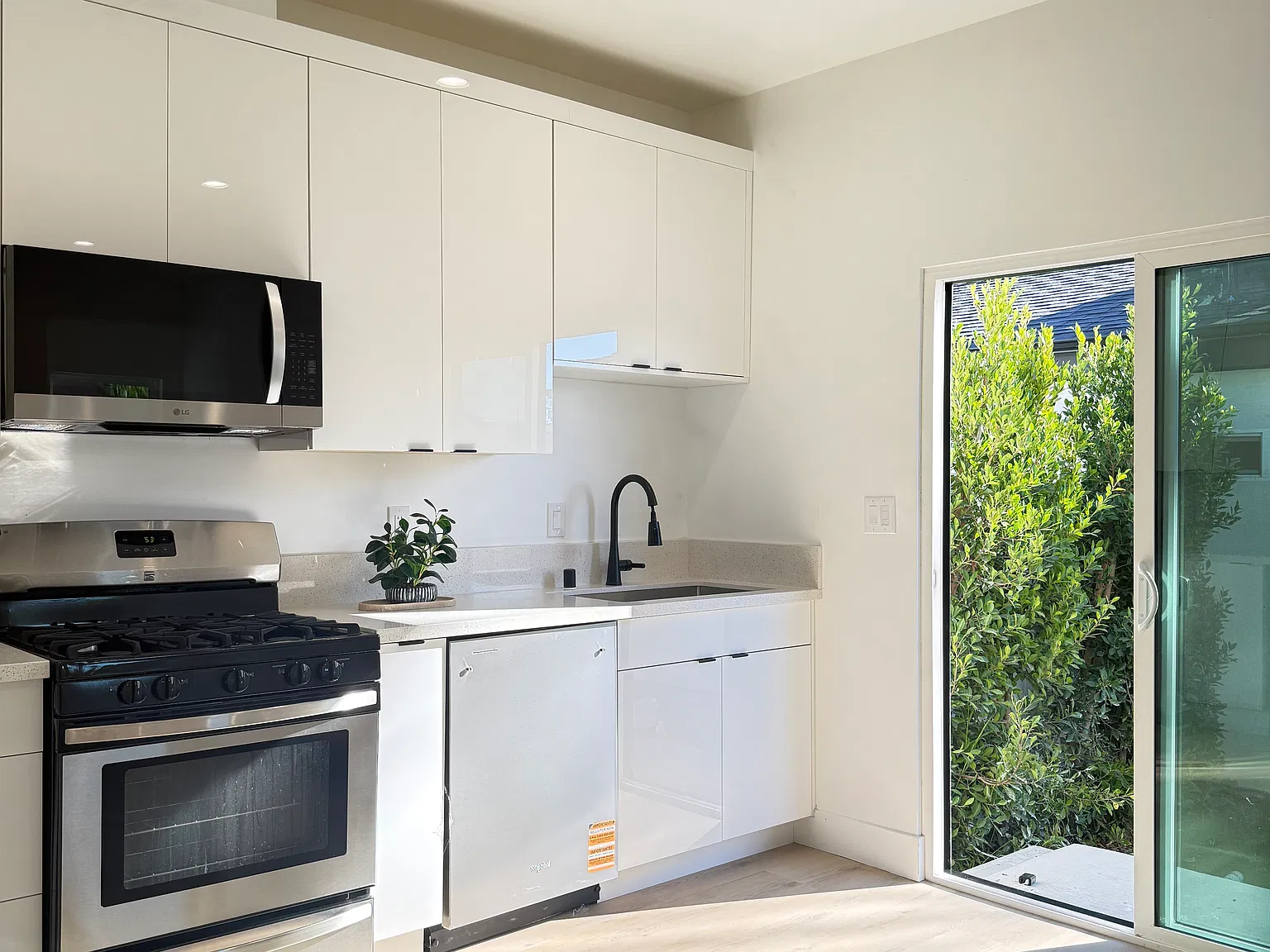 2 bed, 850 sqft, $2,990 — Photo 1