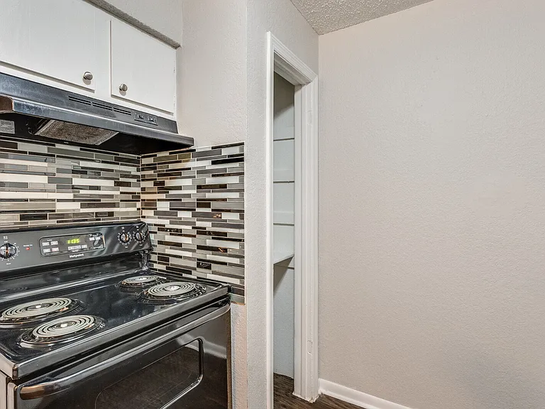 817 SW 23rd St #6 — Photo 13
