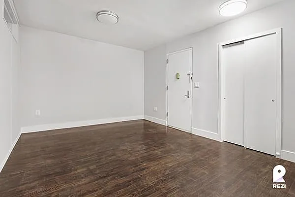 Rented by REZI | media 26