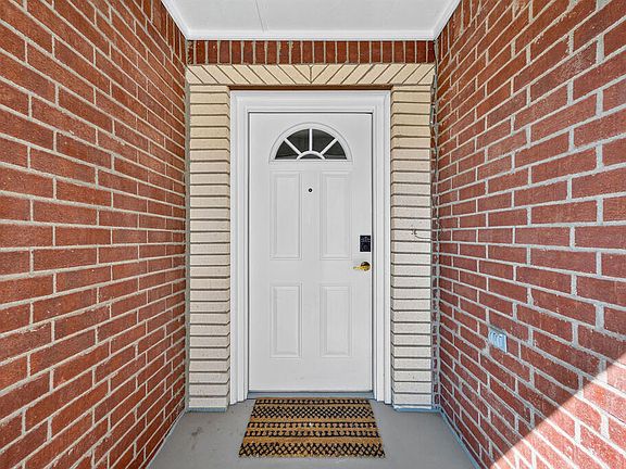 5th image of 1809 N Carver St