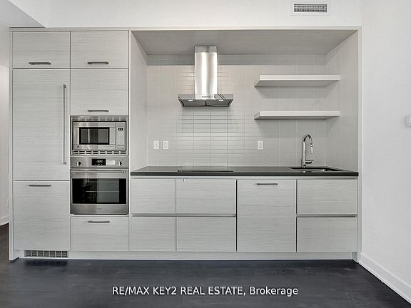 2nd image of 2221 Yonge St #3402
