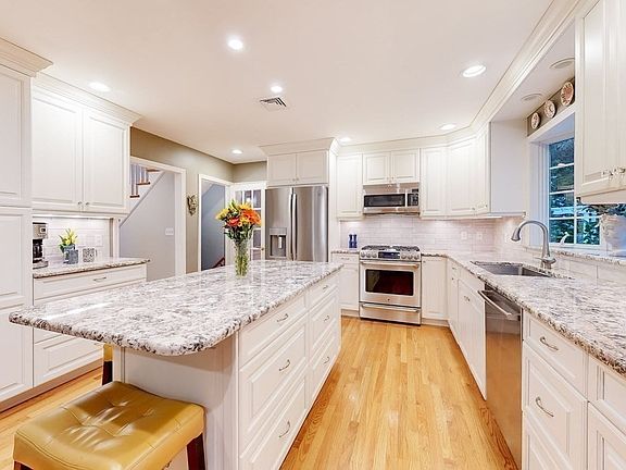 5th image of 25 Newport Ln