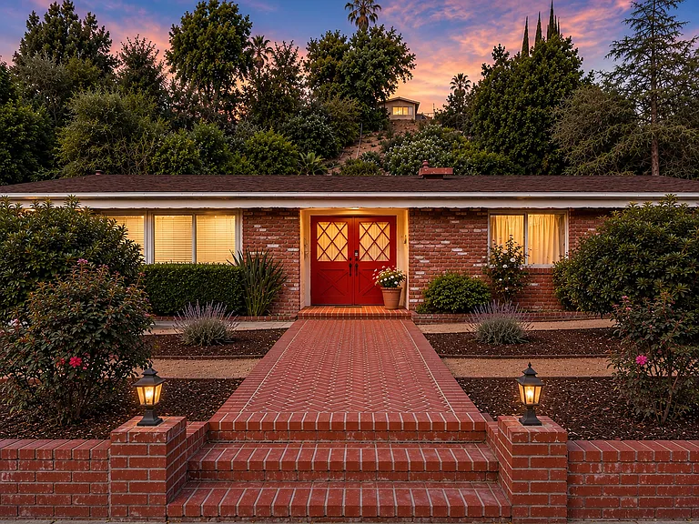 5810 Serrania Ave — Photo 2