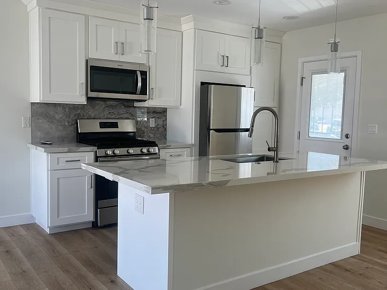 4005 E Vernon St — Photo 2