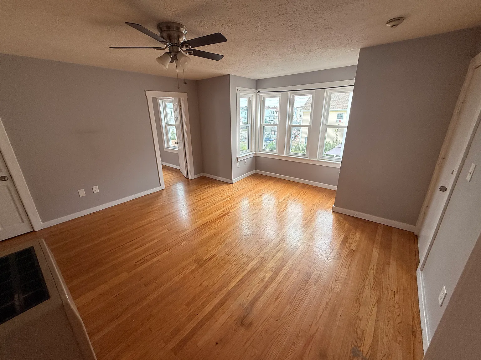3 bed, 1100 sqft, $2,200 — Photo 4