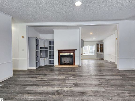3rd image of 2171 Betty Ln