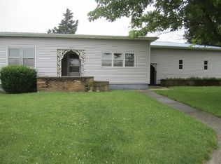 707 Cartwright Ave, Ashton, IL 61006