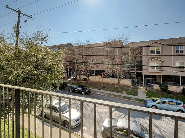 2500 Leon St — Photo 22