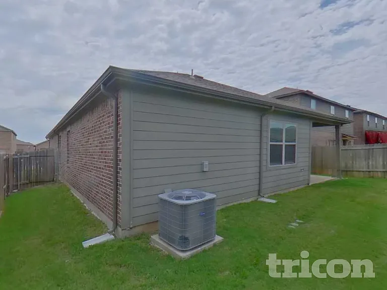 2108 Barrow St — Photo 16