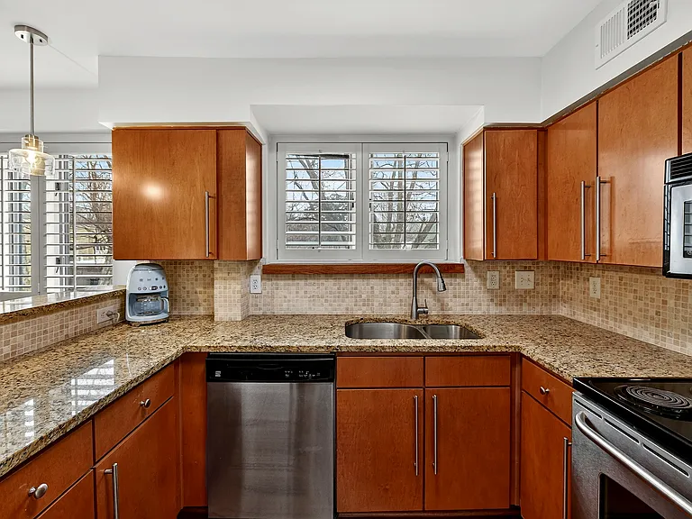 217 N Dotger Ave #D10 — Photo 9