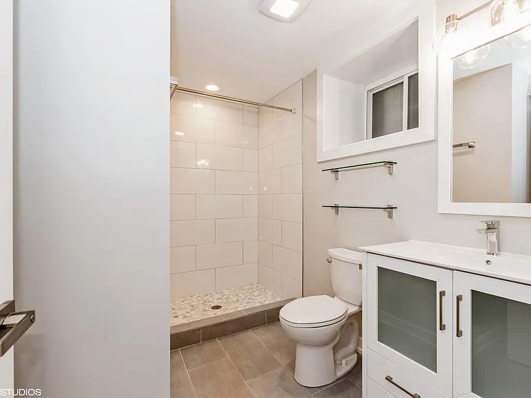 primary bedroom's bathroom