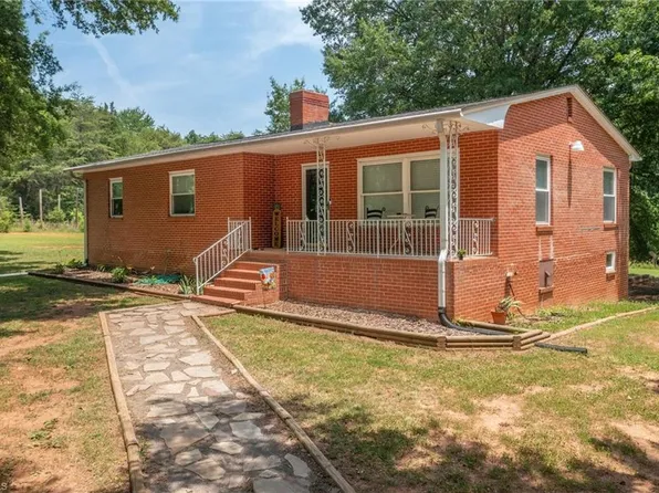 2765 Green Oaks Dr, Winston Salem, NC 27107