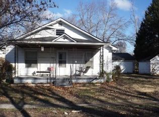 306 E Saint Charles Ave, Mc Leansboro, IL 62859