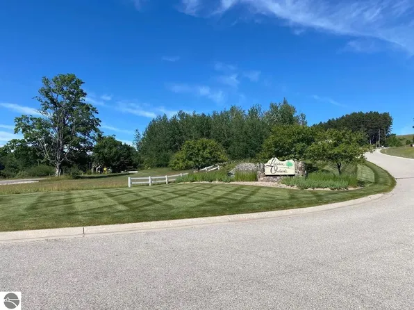 11105 S Macintosh Ct, Empire, MI 49630