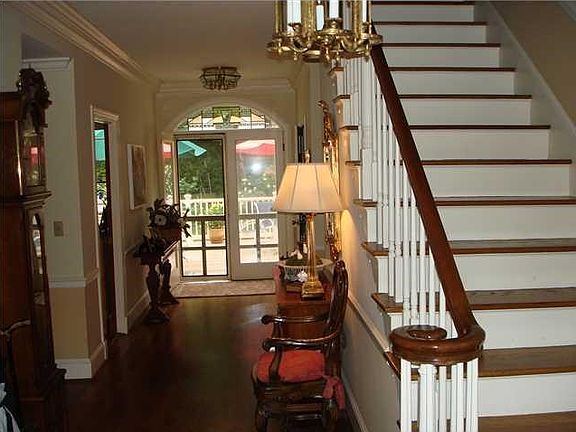 2nd image of 1501 Lyndhurst Dr