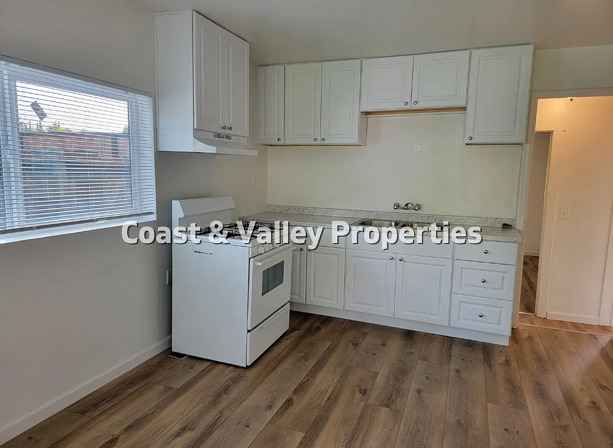 Building Photo - 923 Prune St