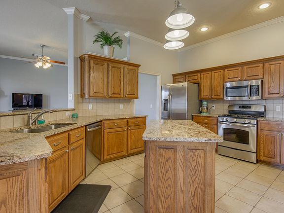 4th image of 721 SW 158th Ter