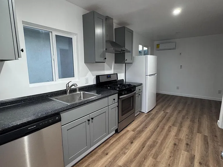 8829 Darby Ave — Photo 7