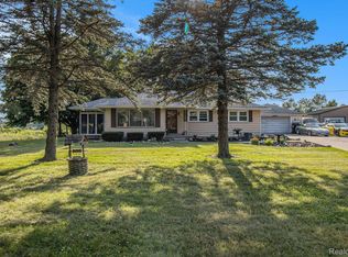 2105 Fenton Rd, Hartland, MI 48353