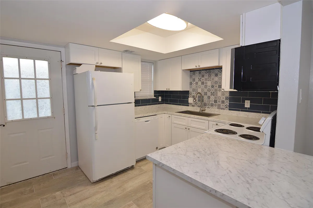 Building Photo - 8912 Circle Dr #D
