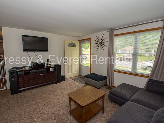 5th image of 832 Lancaster Dr