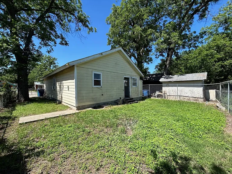 319 Noria St — Photo 17