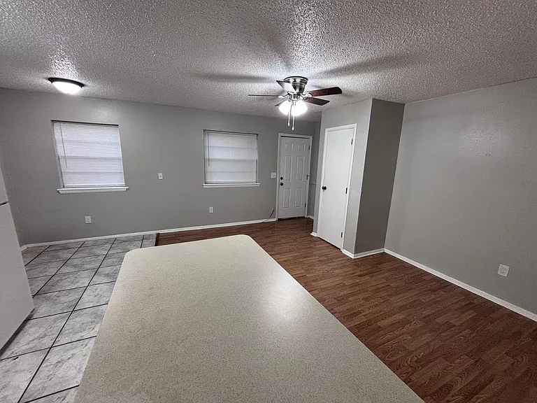 320 E Edwards St #6 — Photo 8