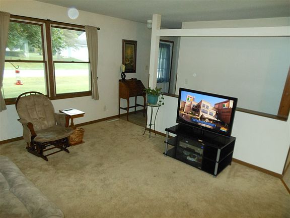 4th image of 22157 Hanover Dr