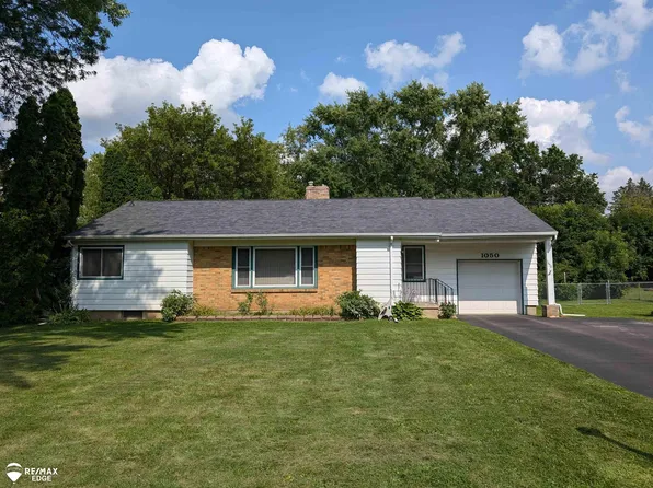 1050 Arrowhead Dr, Burton, MI 48509