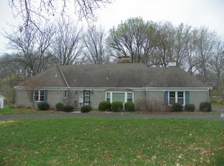 2612 Indian Trail Dr, Saint Joseph, MO 64506