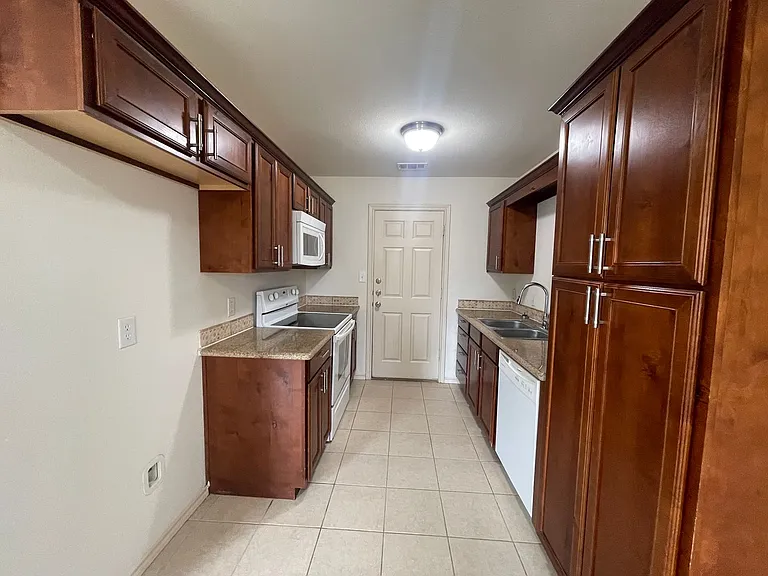 909 Parkplace Rdg — Photo 6