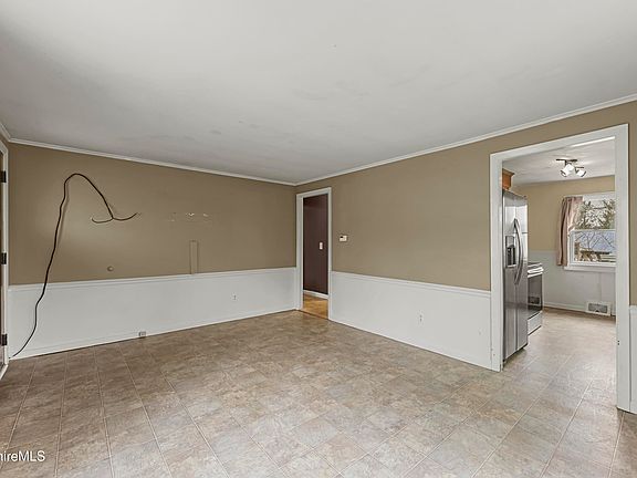 4th image of 9 Leslie Ave