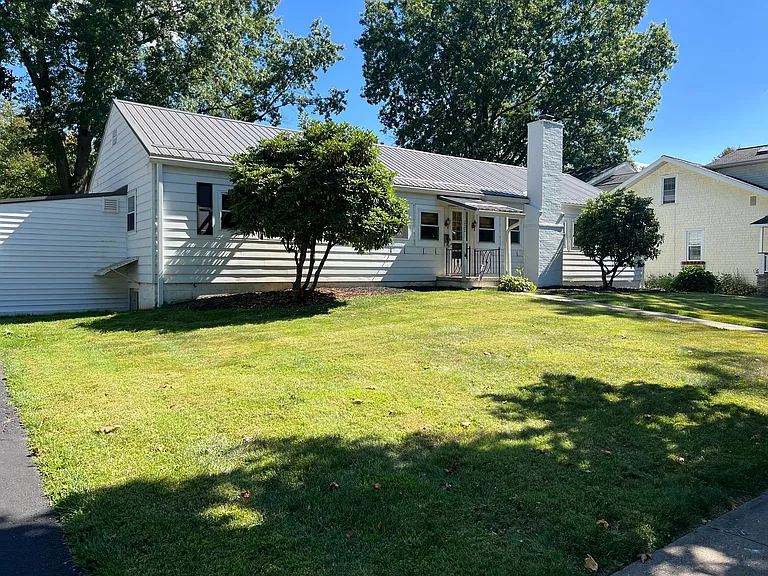 220 Ridge Ave — Photo 3