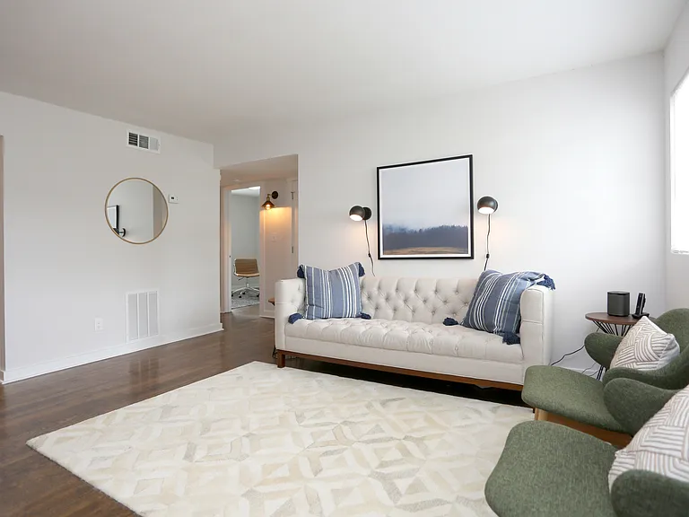 1073 Hollywood Rd NW — Photo 2
