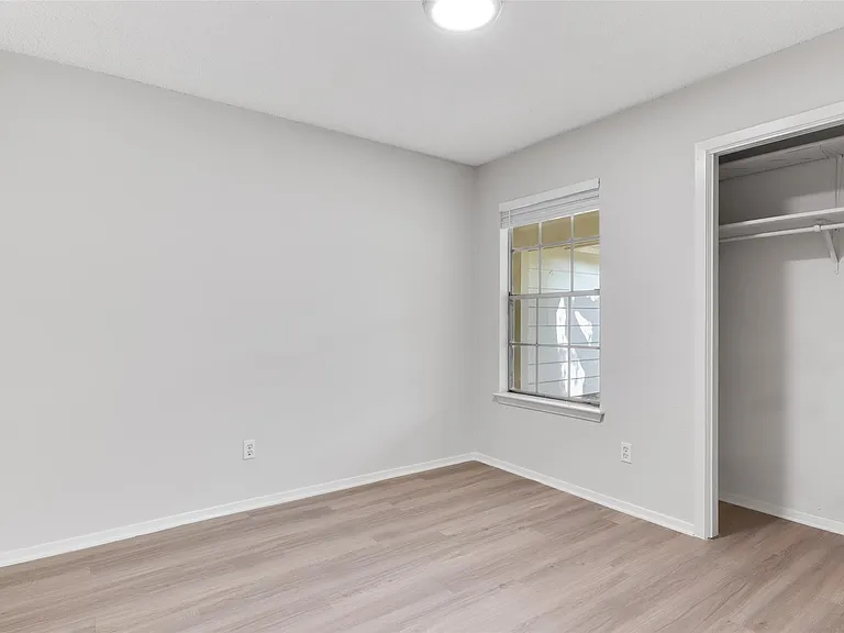 8015 Scotland Yard — Photo 16