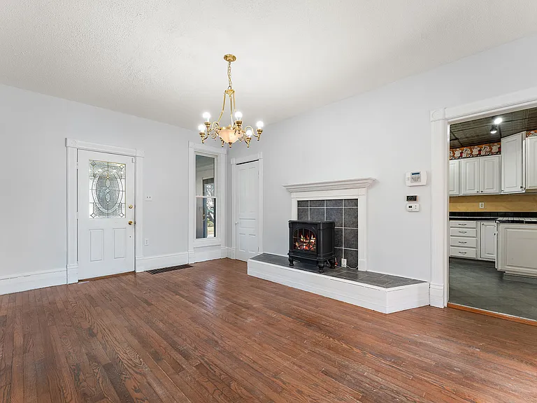 557 Chicago St — Photo 2