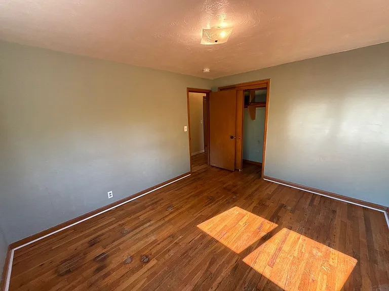 1043 Garlock St S — Photo 23