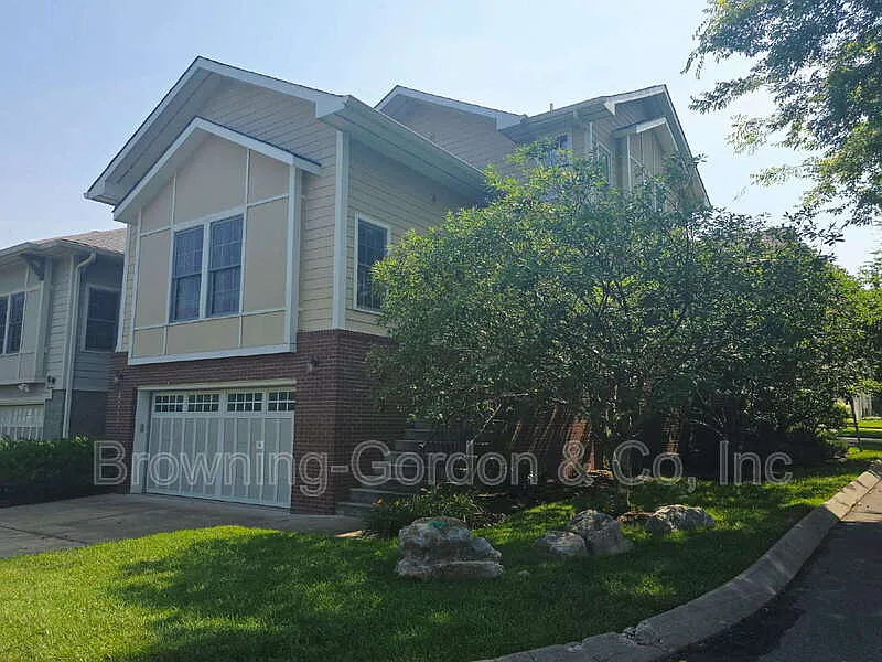 3 bed, 2.5 bath, 2024 sqft, $3,200 — Photo 2