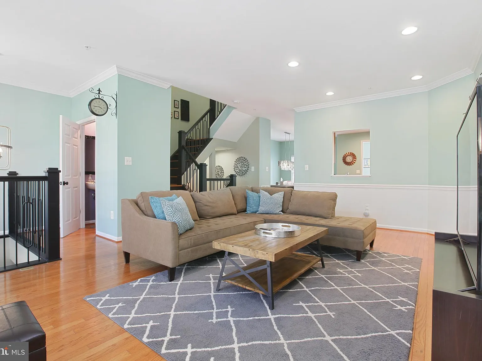 4 bed, 3.5 bath, 2316 sqft, $7,500 — Photo 2