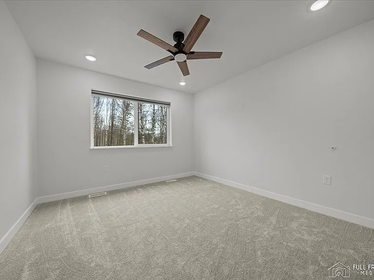 7442 N Paw St — Photo 10