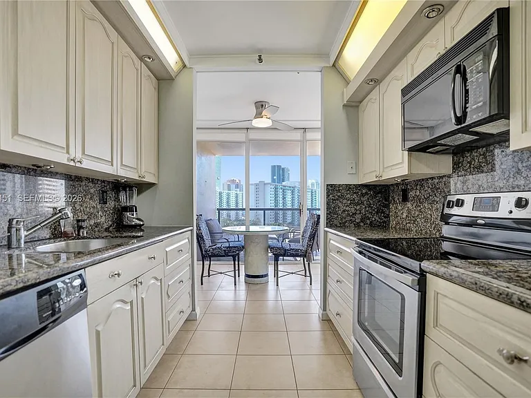 19667 Turnberry Way #9B — Photo 30