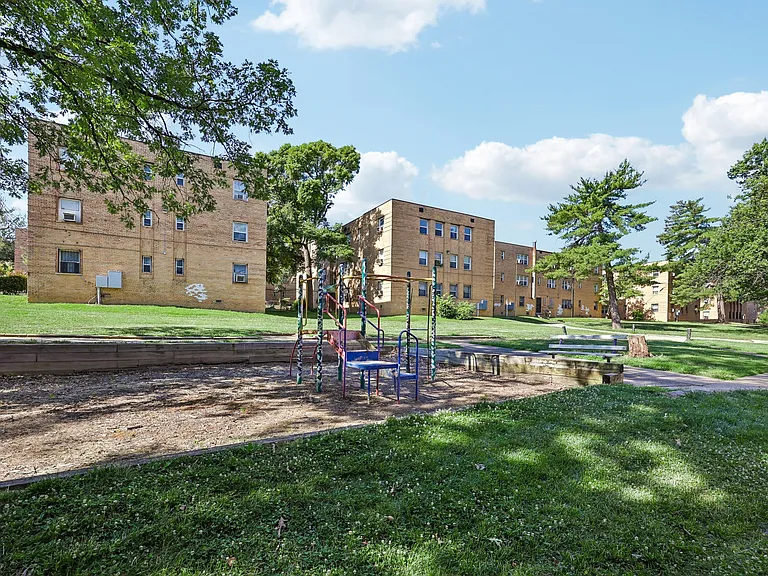 Meadow Green Courts — Photo 19