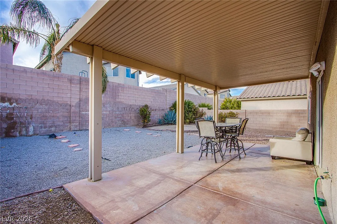 4 bed, 2.5 bath, 2044 sqft, $2,400 — Photo 3