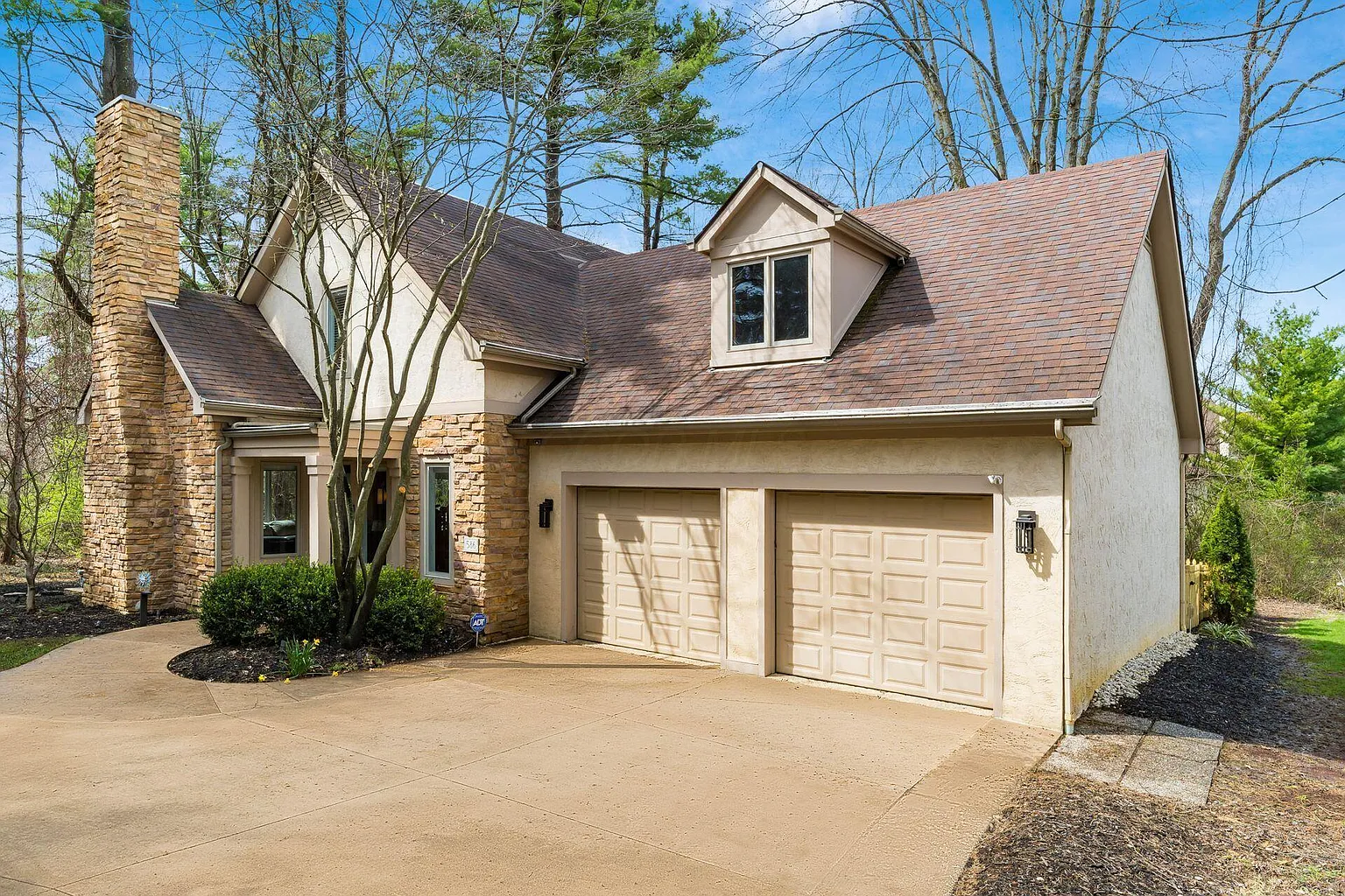 586 Pinegrove Pl photo 1