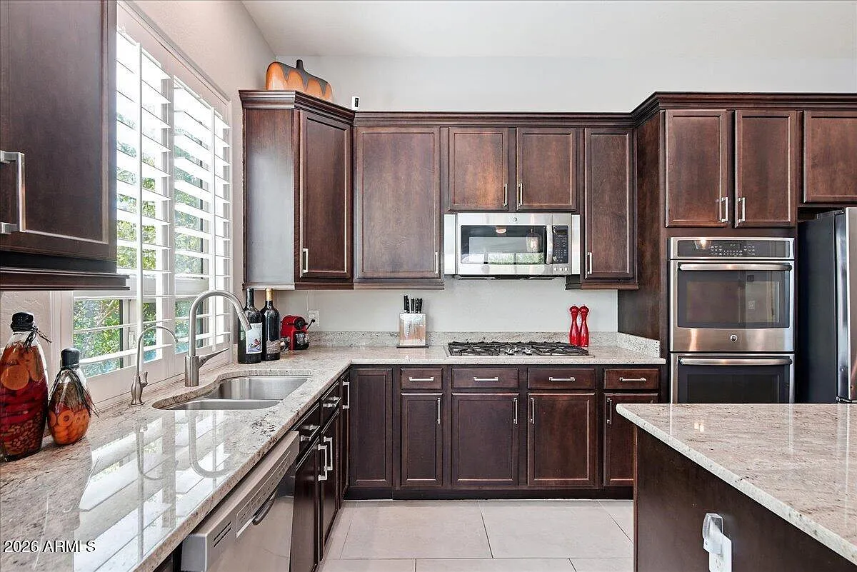4 bed, 2.5 bath, 2526 sqft, $3,995 — Photo 4