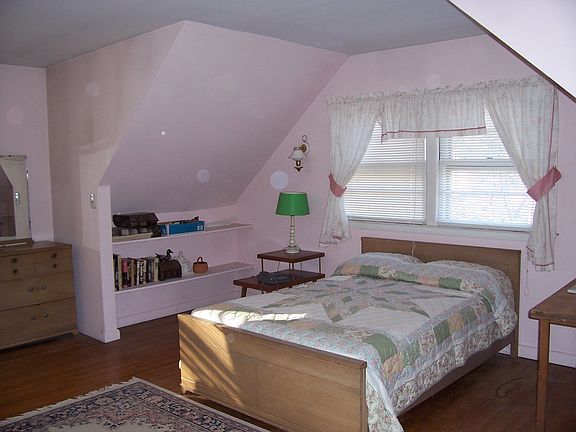 2nd floor bedroom (1 of 3)