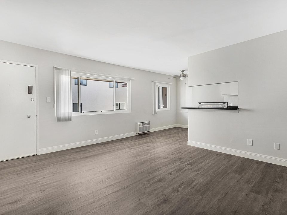 1st image of 14924 Dickens St #10