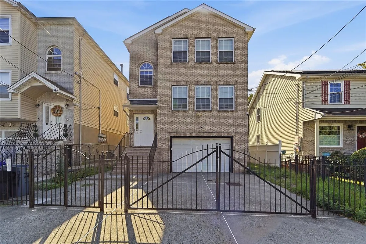 3 bed, 1200 sqft, $2,650 — Photo 1