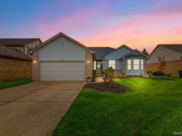 30152 Crescent Dr, Chesterfield, MI 48051